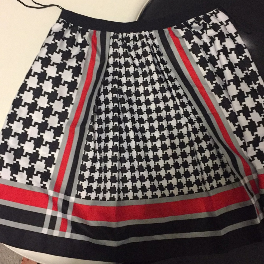 Ann Klein houndstooth skirt